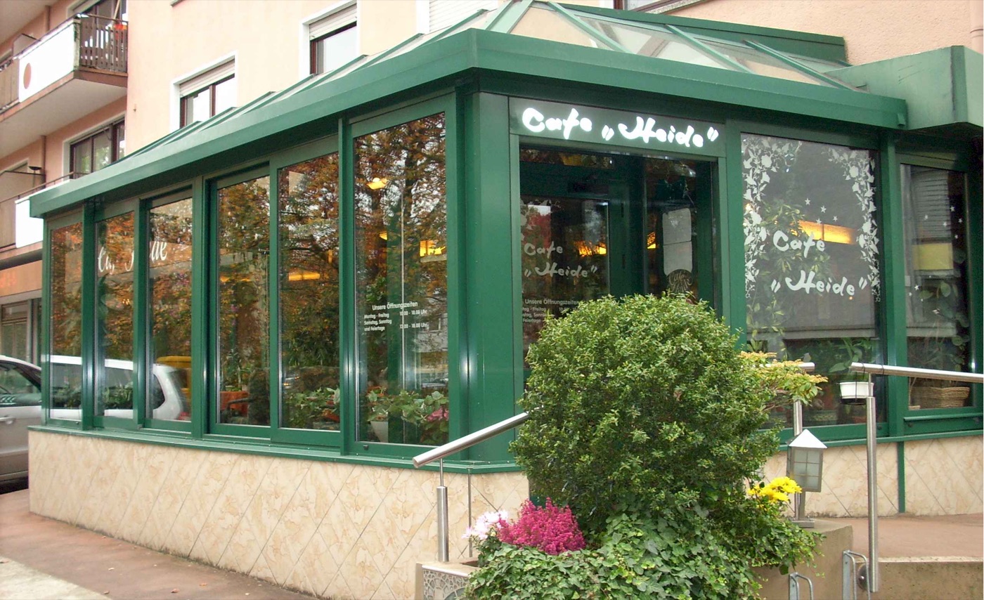 Der grüne Wintergarten und Eingang des Café Heide
