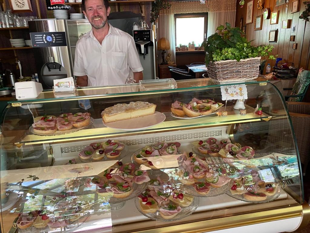 Renato an der Theke des Café Heide