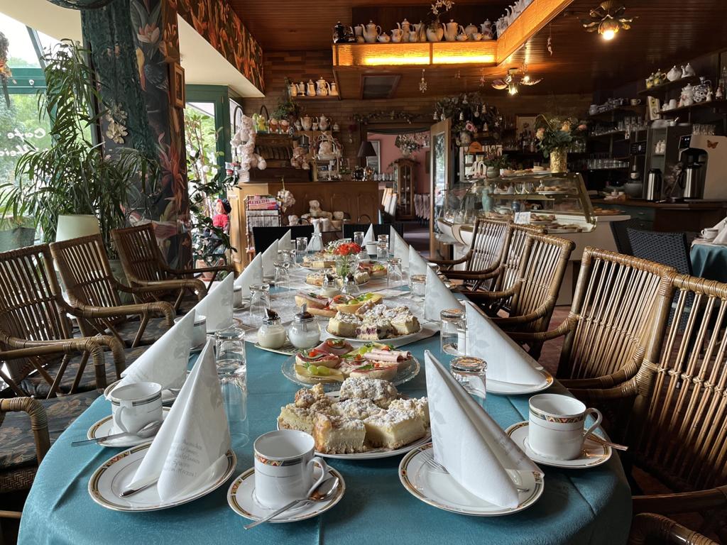 Ein gedeckter Tisch im Café Heide